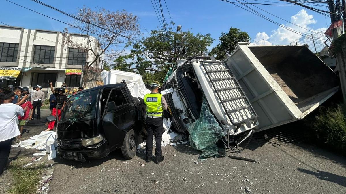 Truk Terjun Bebas dari Jembatan Tol Tangerang–Merak: Timpa Mobil sampai Sepeda Motor, 5 Orang Jadi Korban