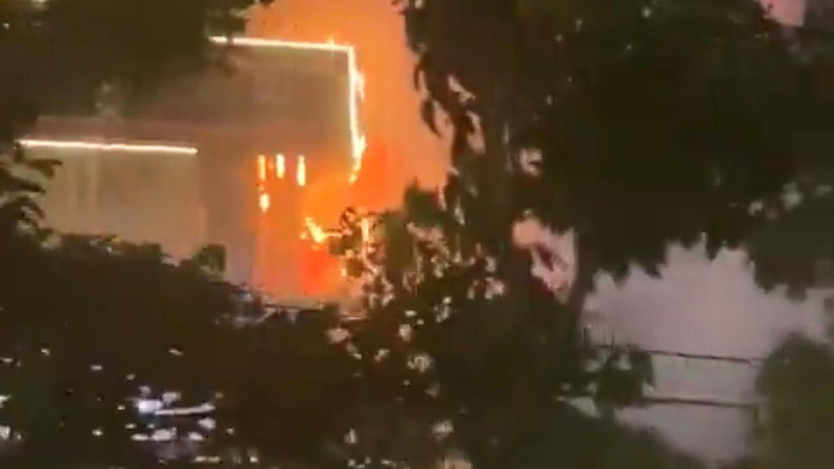 Papan Reklame di Sarinah Thamrin Terbakar, Api Sudah Berhasil Dipadamkan