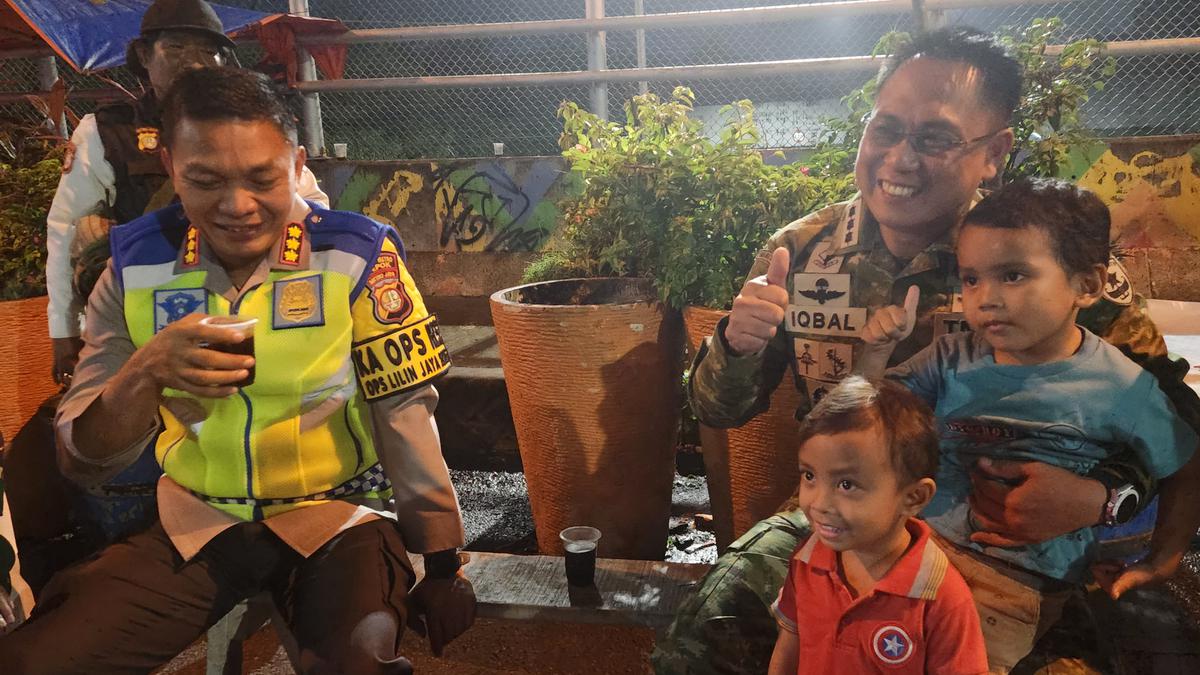 Cerita di Balik Segelas Kopi Penjaga Malam Tahun Baru di Depok