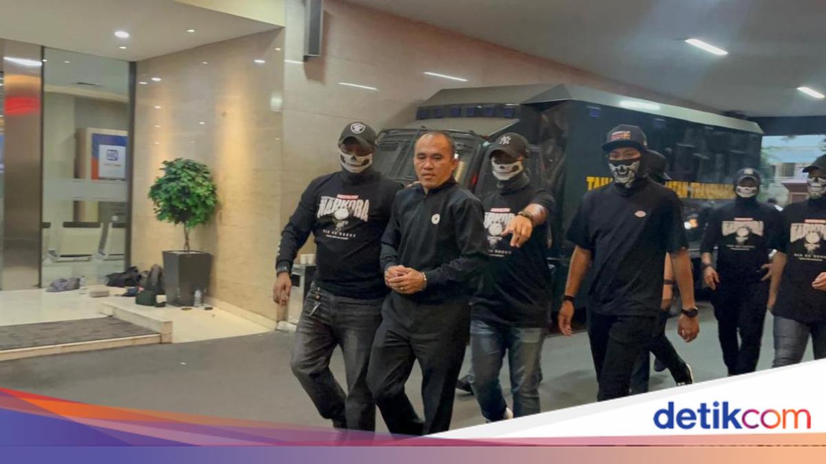 Tangan Diborgol, Eks Kasat Narkoba Polres Kubar AKP Deky Tiba di Bareskrim
